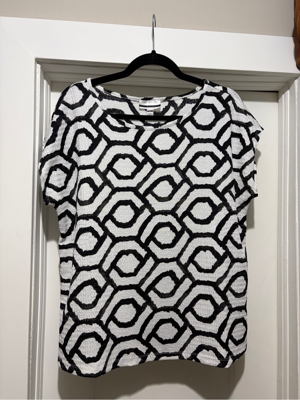 Jules & Leopold Black and White Geometric Short Sleeve Top